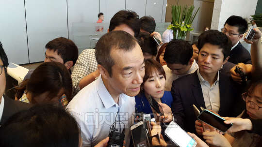 최치훈 삼성물산 사장이 1일 삼성그룹 사장단 협의회가 끝난 뒤 기자들과 만난 자리에서 제일모직과 합병을 위해 &quot;국민연금을 설득하겠다&quot;고 말했다.